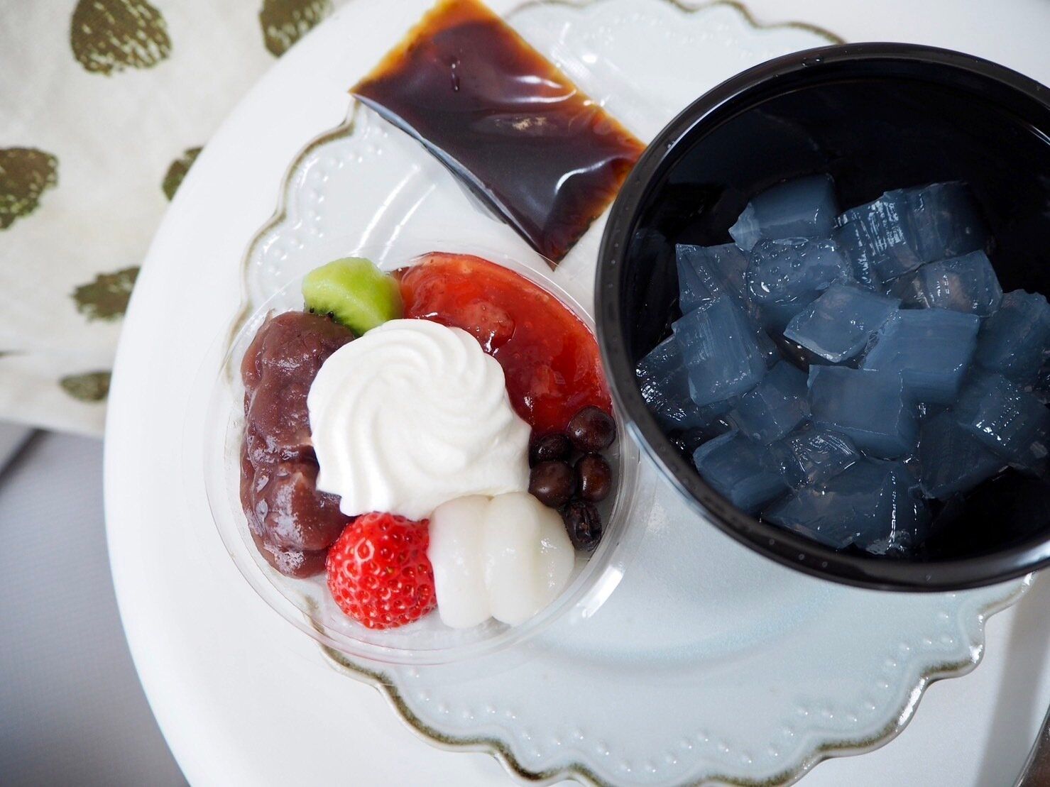 シャトレーゼ「苺のクリームあんみつ」商品写真