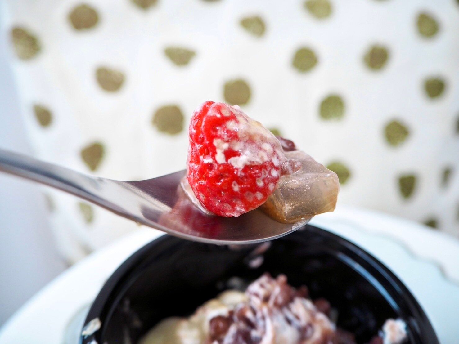 シャトレーゼ「苺のクリームあんみつ」商品写真