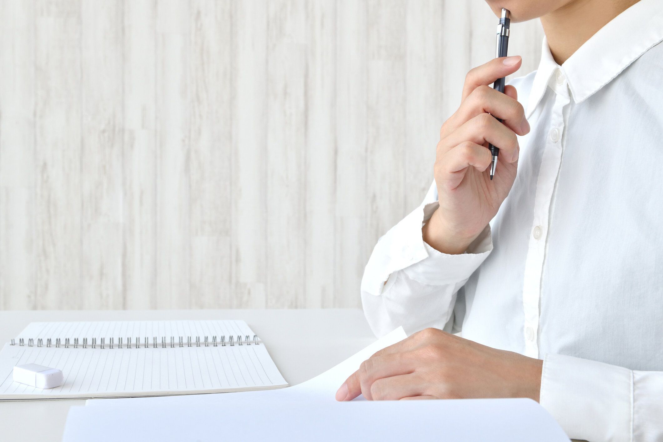 リビングで一人で勉強している女性