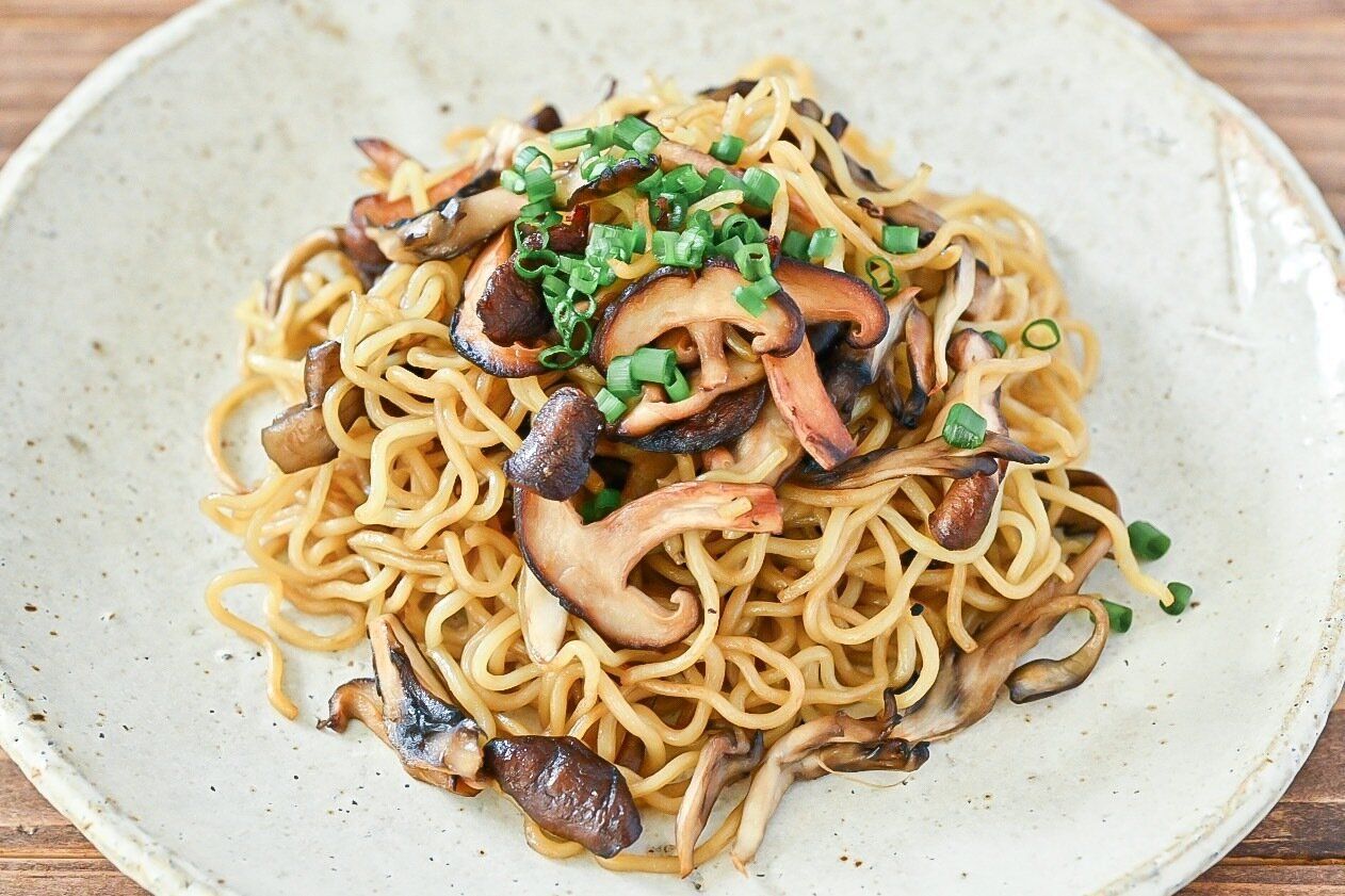 陶器の皿に盛られたきのこの焼きそば