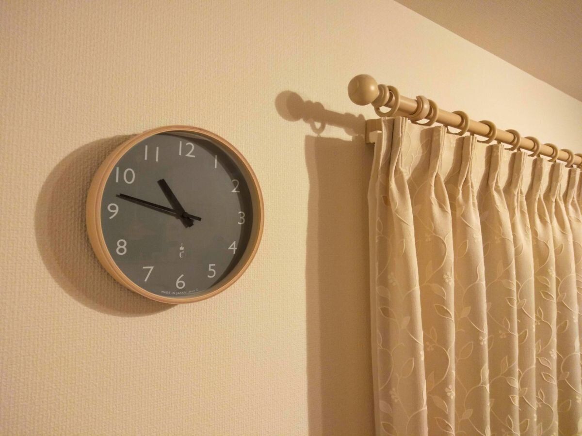 壁にかかった時計の画像
