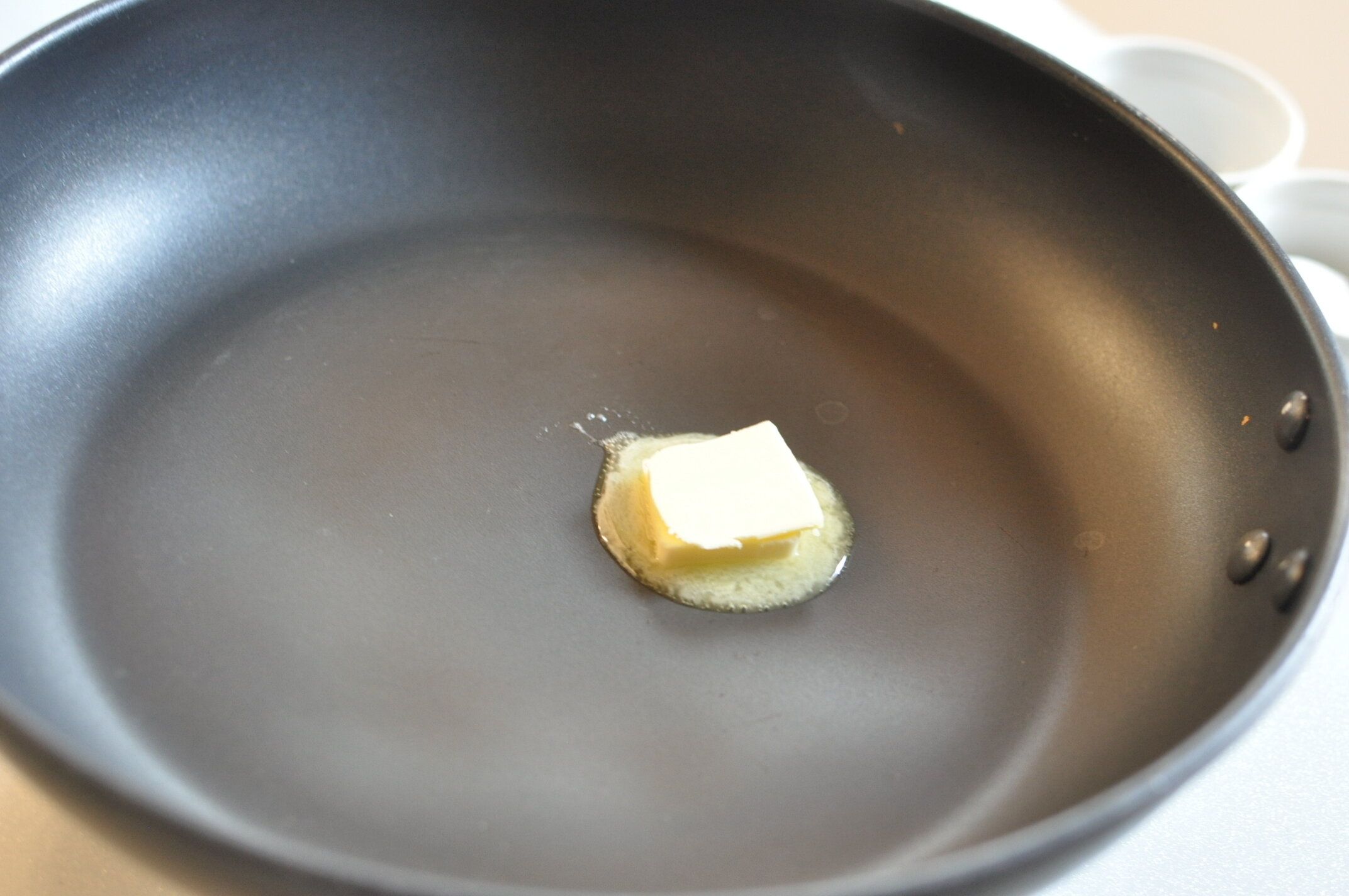 フライパンにバターを入れた様子