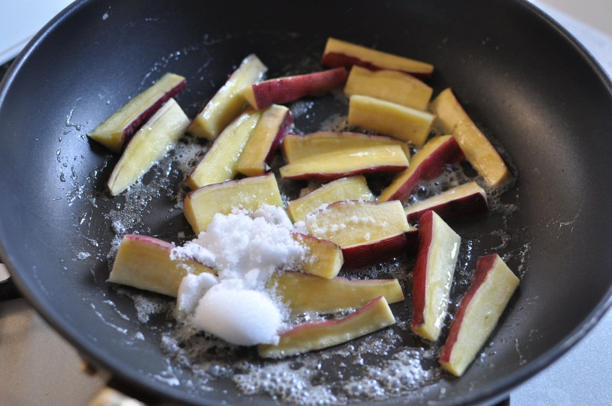 フライパンに砂糖を加えた様子