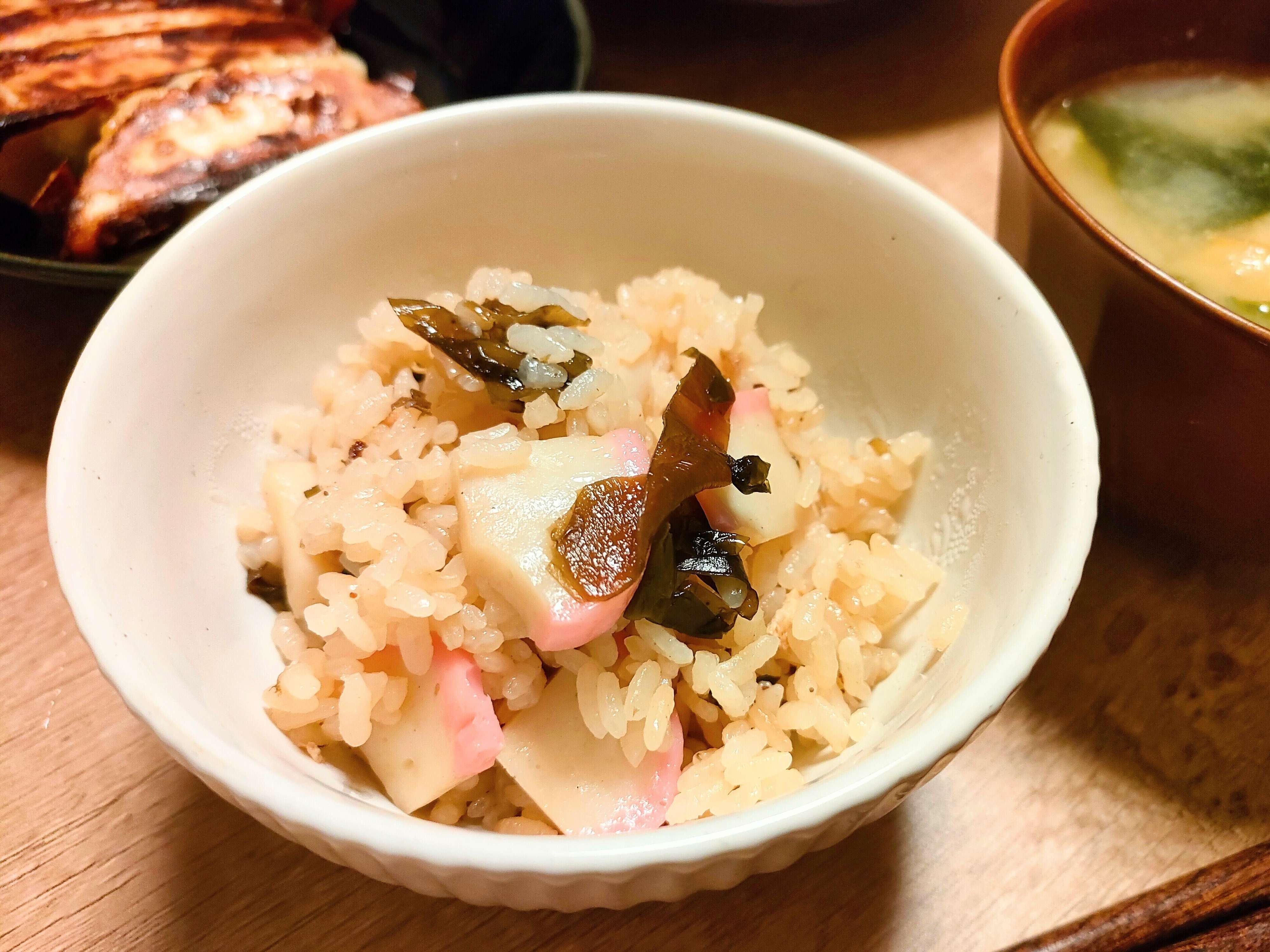 昆布巻きとカマボコの炊き込みご飯