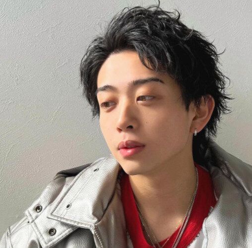 トレンドのツイストパーマ！無造作ヘアでカッコよく決まる