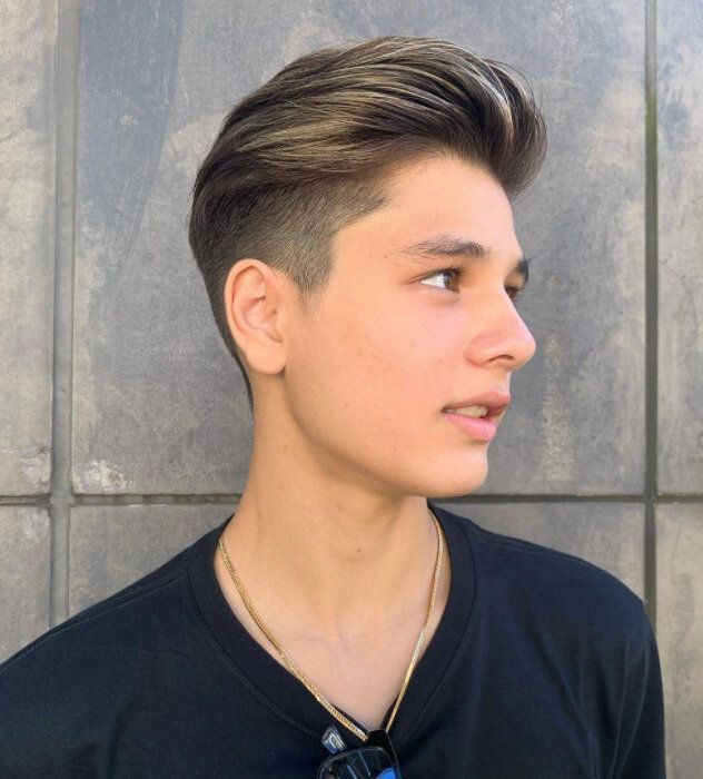 メンズ髪型ショートヘアカタログ。顔まわりのハイライトがおしゃれなオールバック