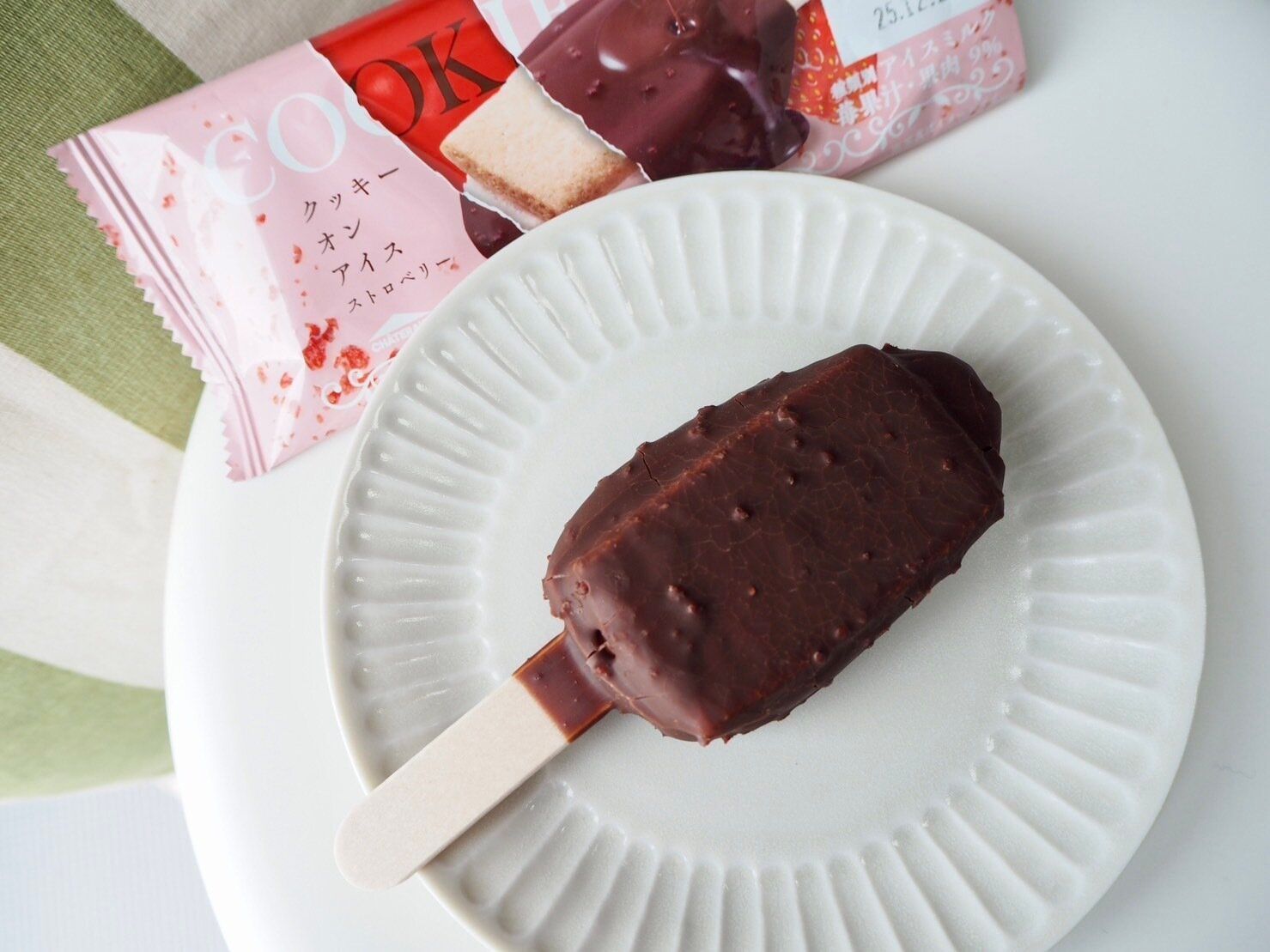 シャトレーゼ「クッキーオンアイス ストロベリー」開封後写真