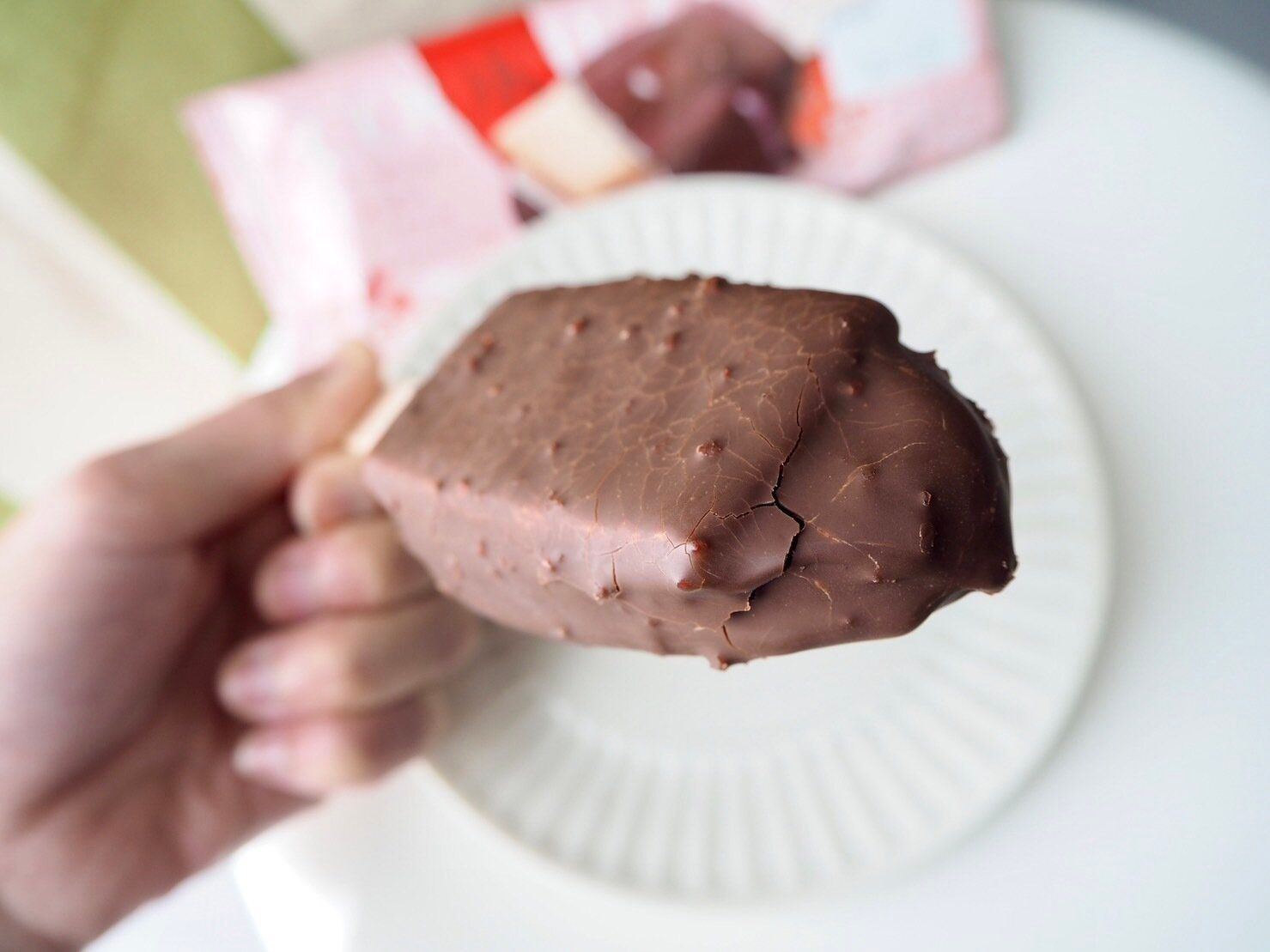 シャトレーゼ「クッキーオンアイス ストロベリー」商品写真