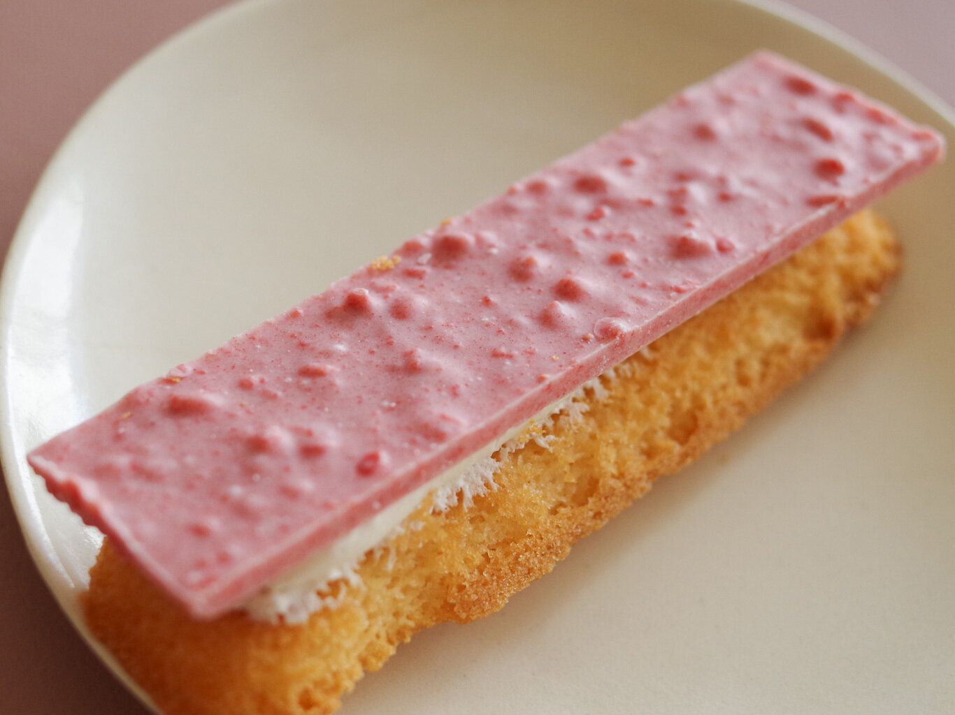 「ファミマのいちご狩り」スタート!ザクザク食感が絶品な“いちごのチョコサンド”実食レポ