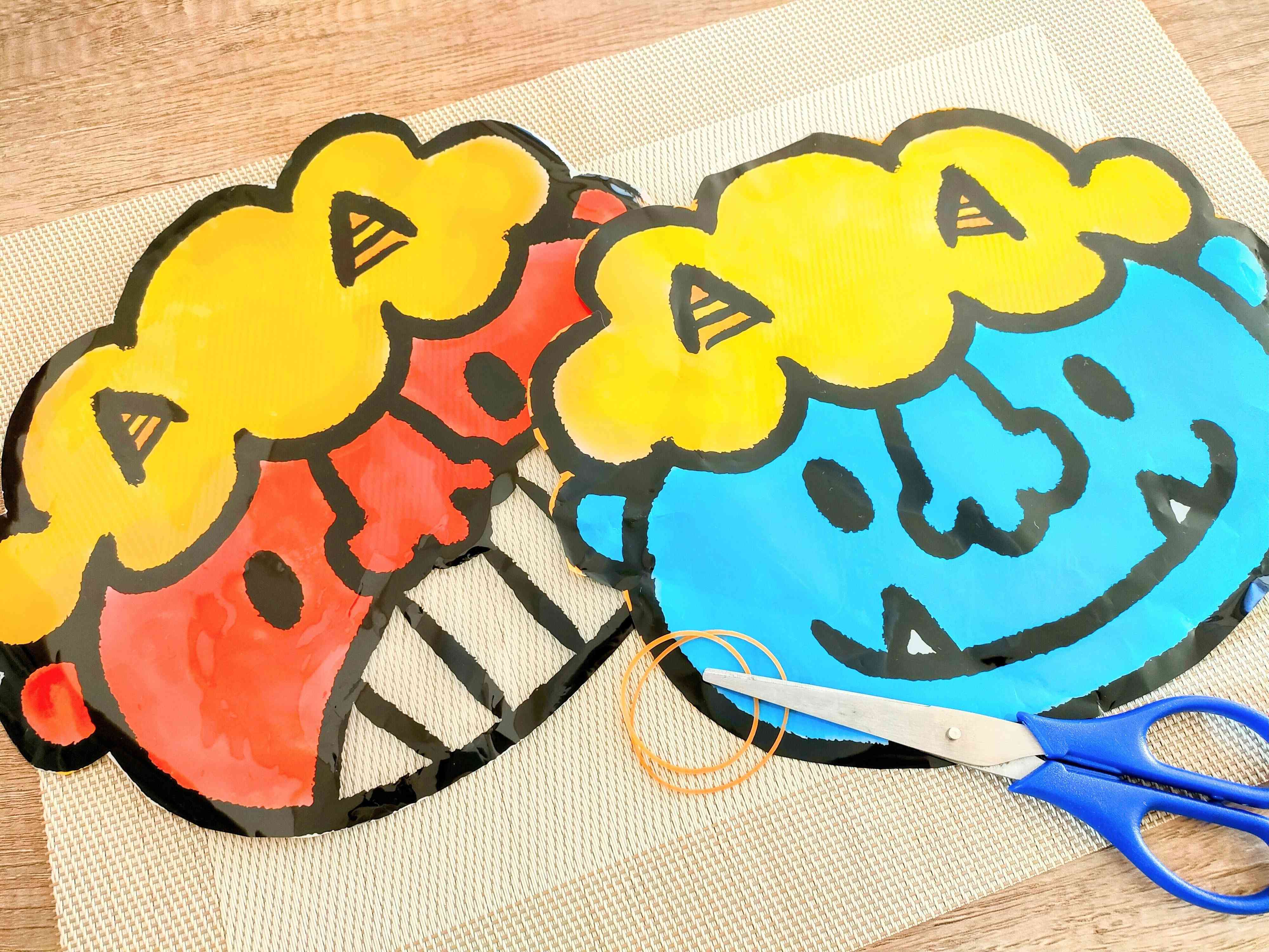 鬼の顔を切り取って鬼のお面作り