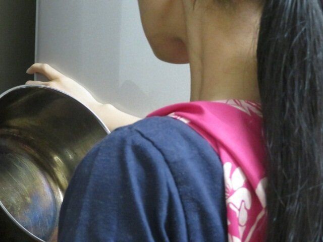 冷蔵庫を開ける