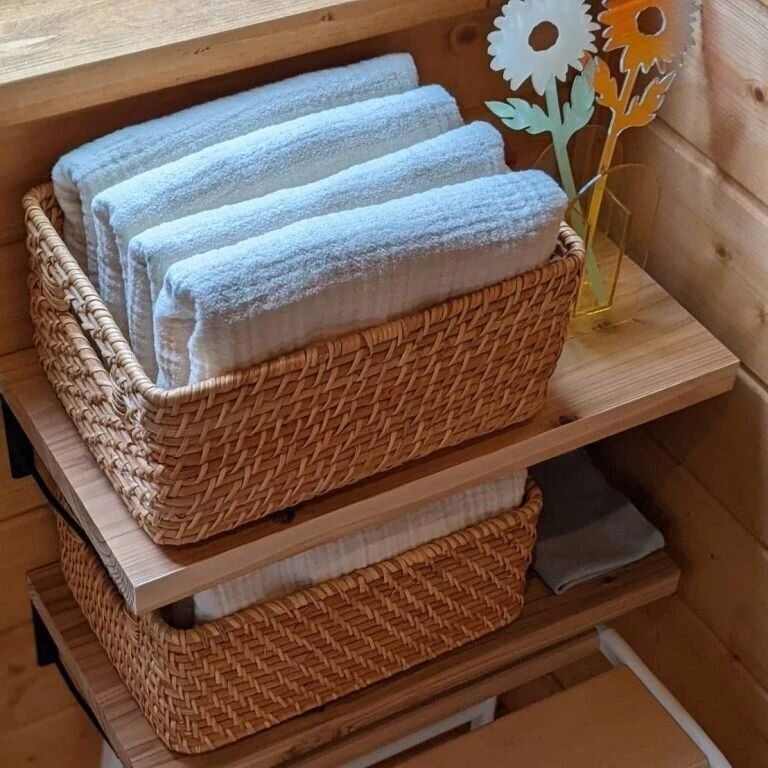 かご収納で見た目をすっきりと!