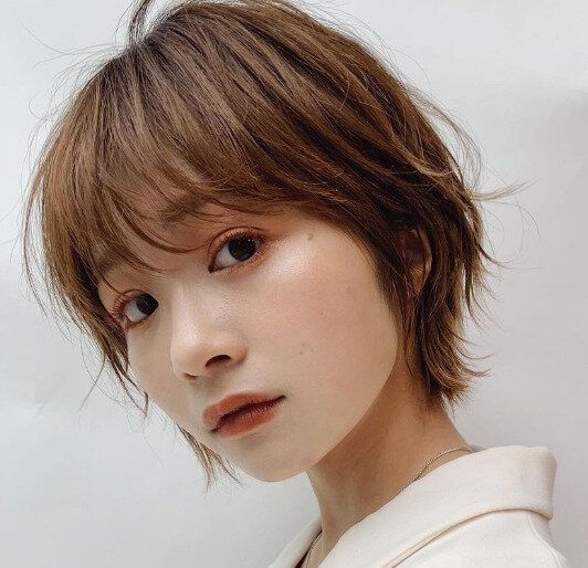 コンパクトなデザインがトレンド!骨格補正する外ハネショート