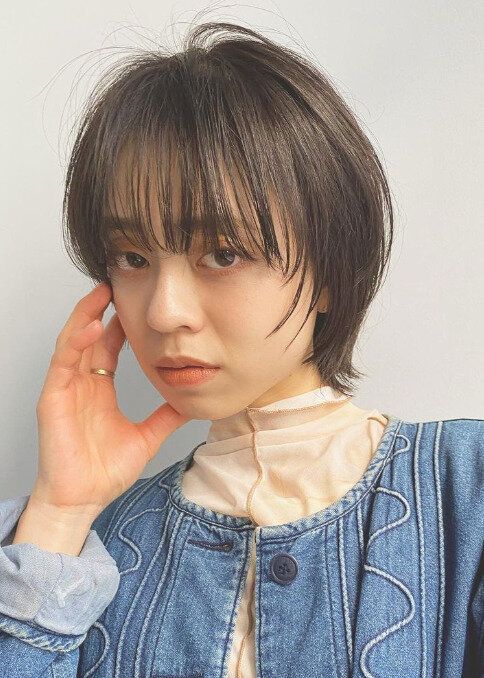 簡単なスタイリングで小顔効果あり!旬のウルフカット