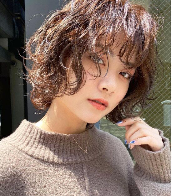 ぽっちゃり40代女性におすすめのヘアスタイル。フワッっと柔らかい質感!おしゃれなショートレイヤー