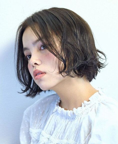 頬をウェーブでカバー!ちょっとかわいいエアリーボブ