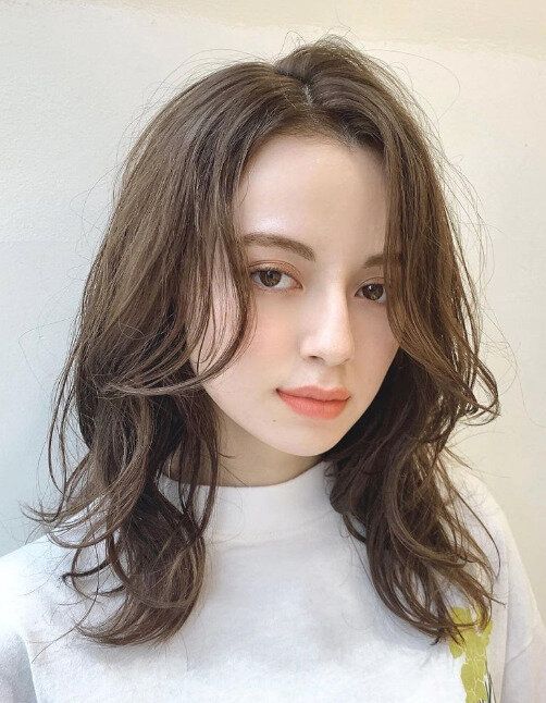 アンニュイな前髪がフェイスラインをカバー!大人のくびれミディアムヘア