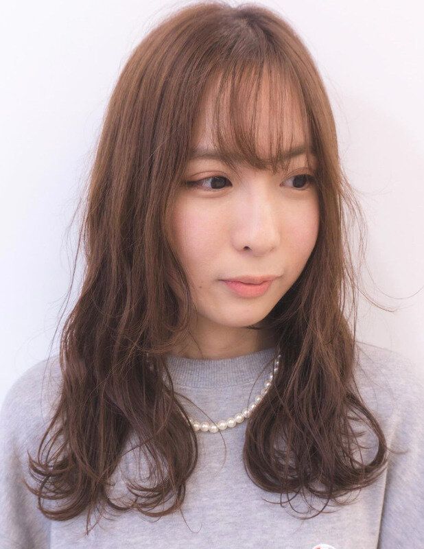 トレンドのシースルーバングでおしゃれに!ゆるふわセミロング
