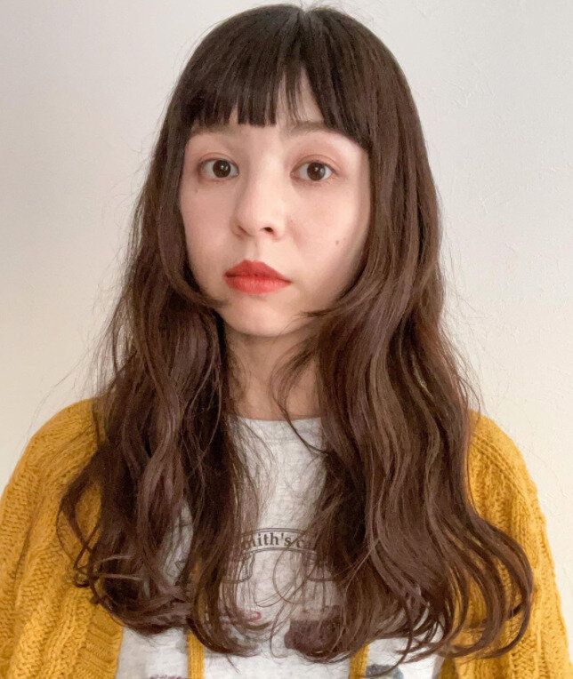 ぽっちゃり40代女性におすすめのヘアスタイル。顔周りのおくれ毛が小顔効果抜群のウェーブロング