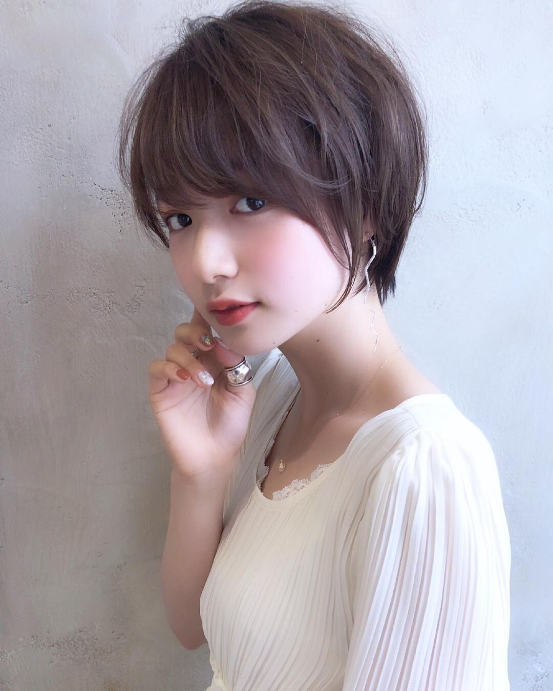 面長をカバーして美人40代に!長めバングなナチュラルショートで面長カバー