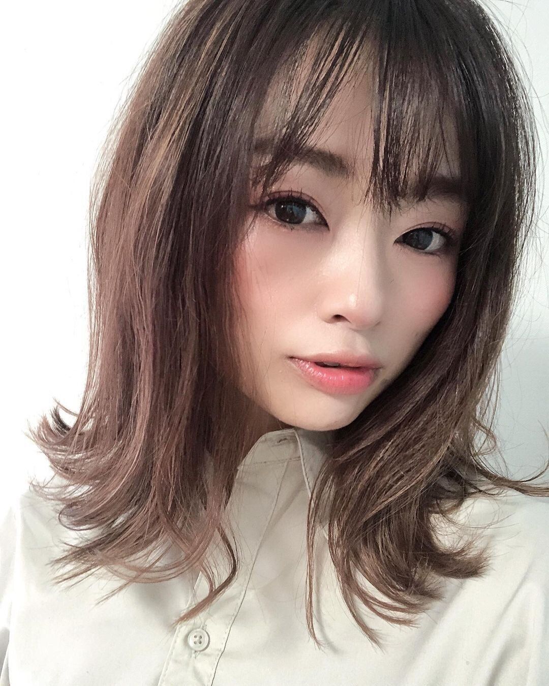 面長をカバーして美人40代に!毛先を外ハネにしておしゃれロブヘアに