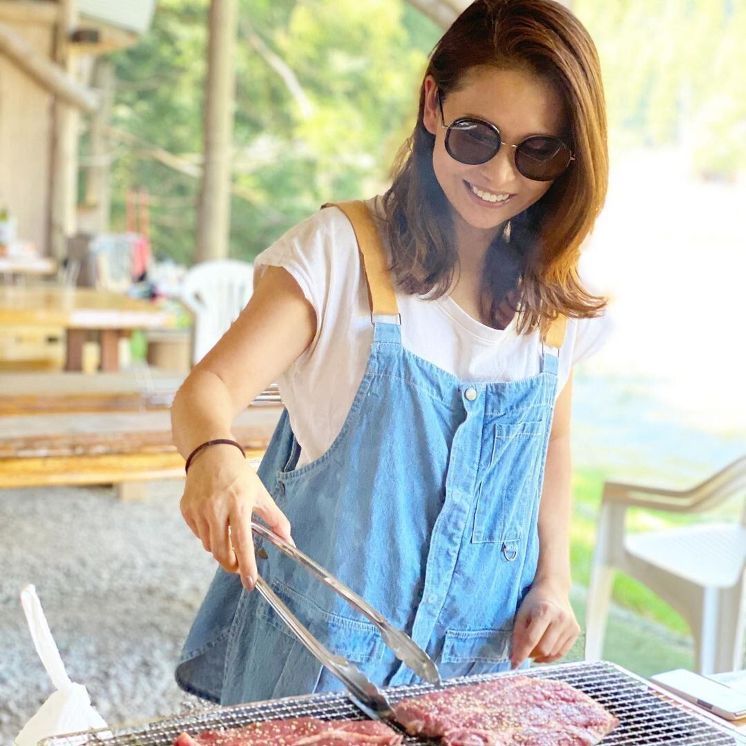 面長をカバーして美人40代に!流れるようなミディアムヘアなら毛先を遊ばせて