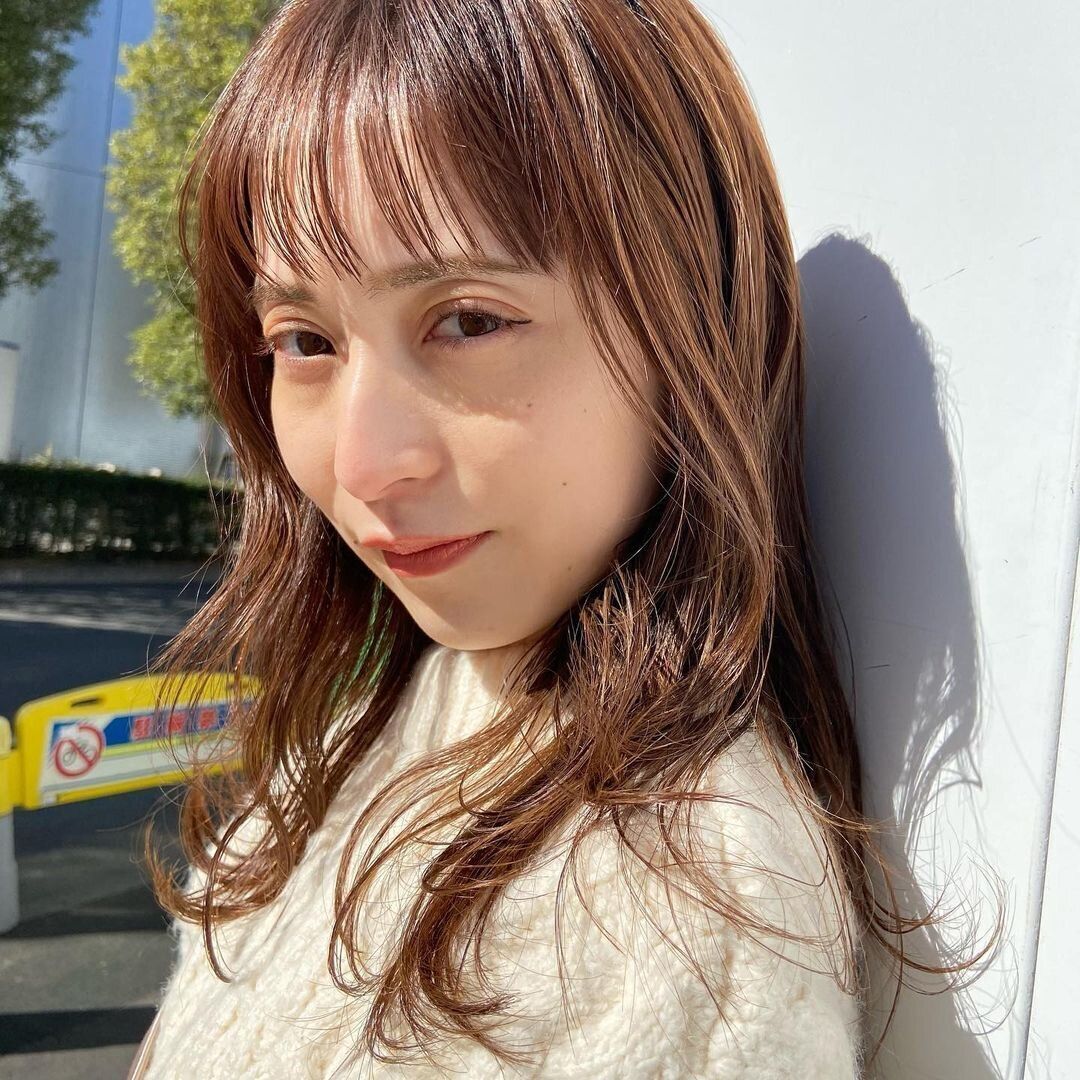 面長をカバーして美人40代に!ワイドバングにナチュラルウェーブロング