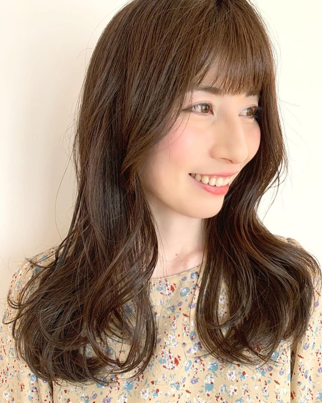 面長をカバーして美人40代に!巻き髪風のロングヘアで美しく!