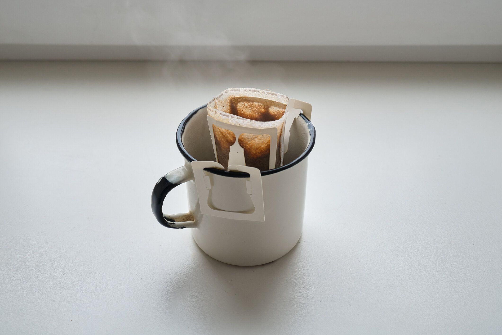 ドリップバッグ付きのグラスでコーヒーを淹れる。スチーム入りホットドリップコーヒー