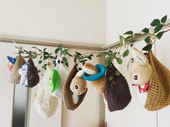 まるでぬいぐるみのお家！編み物でつくったハンギングがかわいい