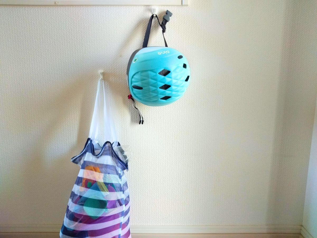 玄関のフックに掛けられた外遊び用グッズ