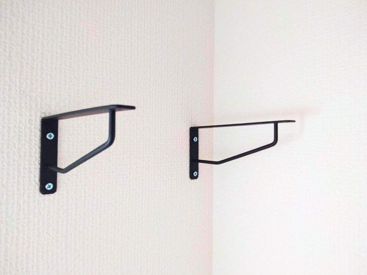 アイアン棚受けをネジで留めた画像