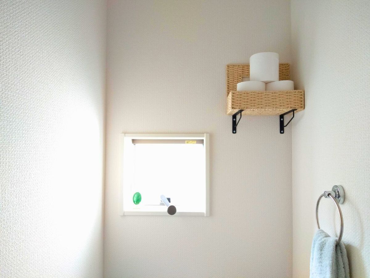 飾り棚を付けたトイレの画像