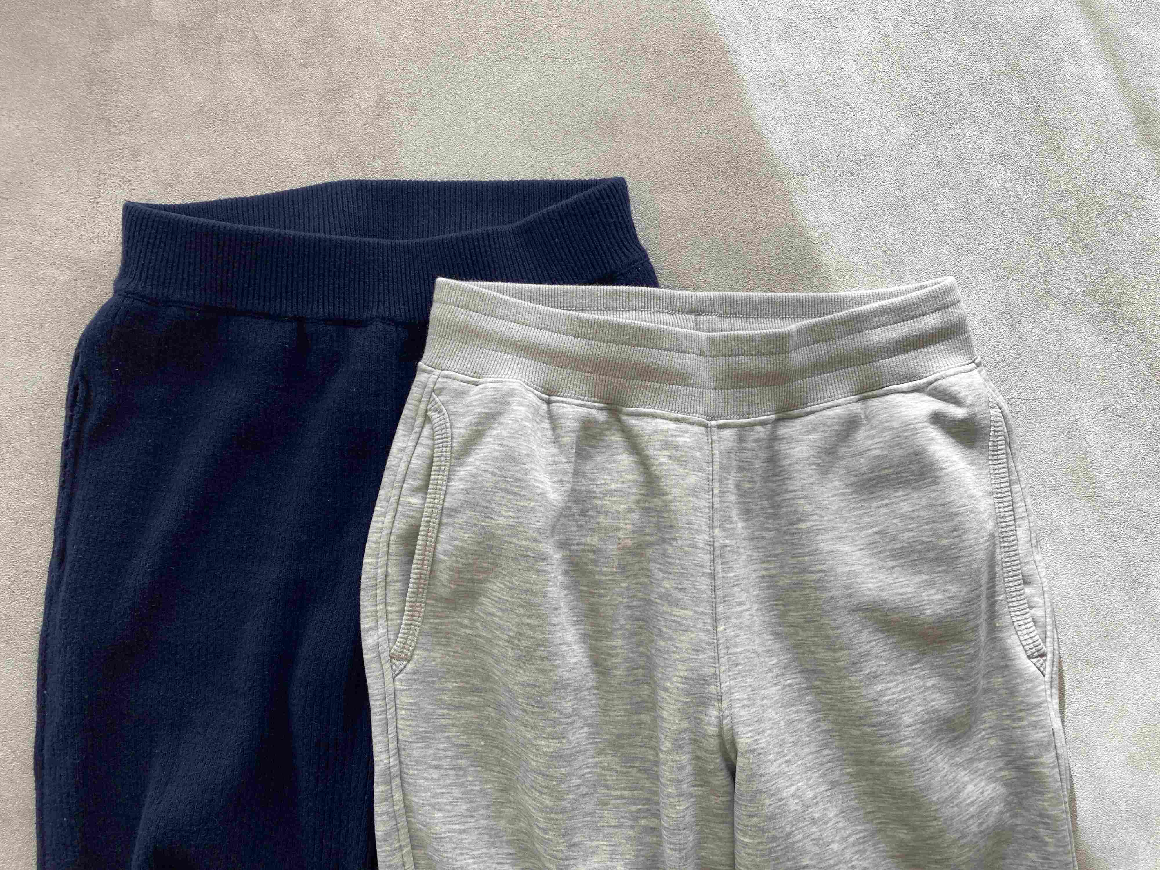 【スウェットパンツVSニットパンツ】リラックスしたい日の究極のご近所着はどちらがいい?