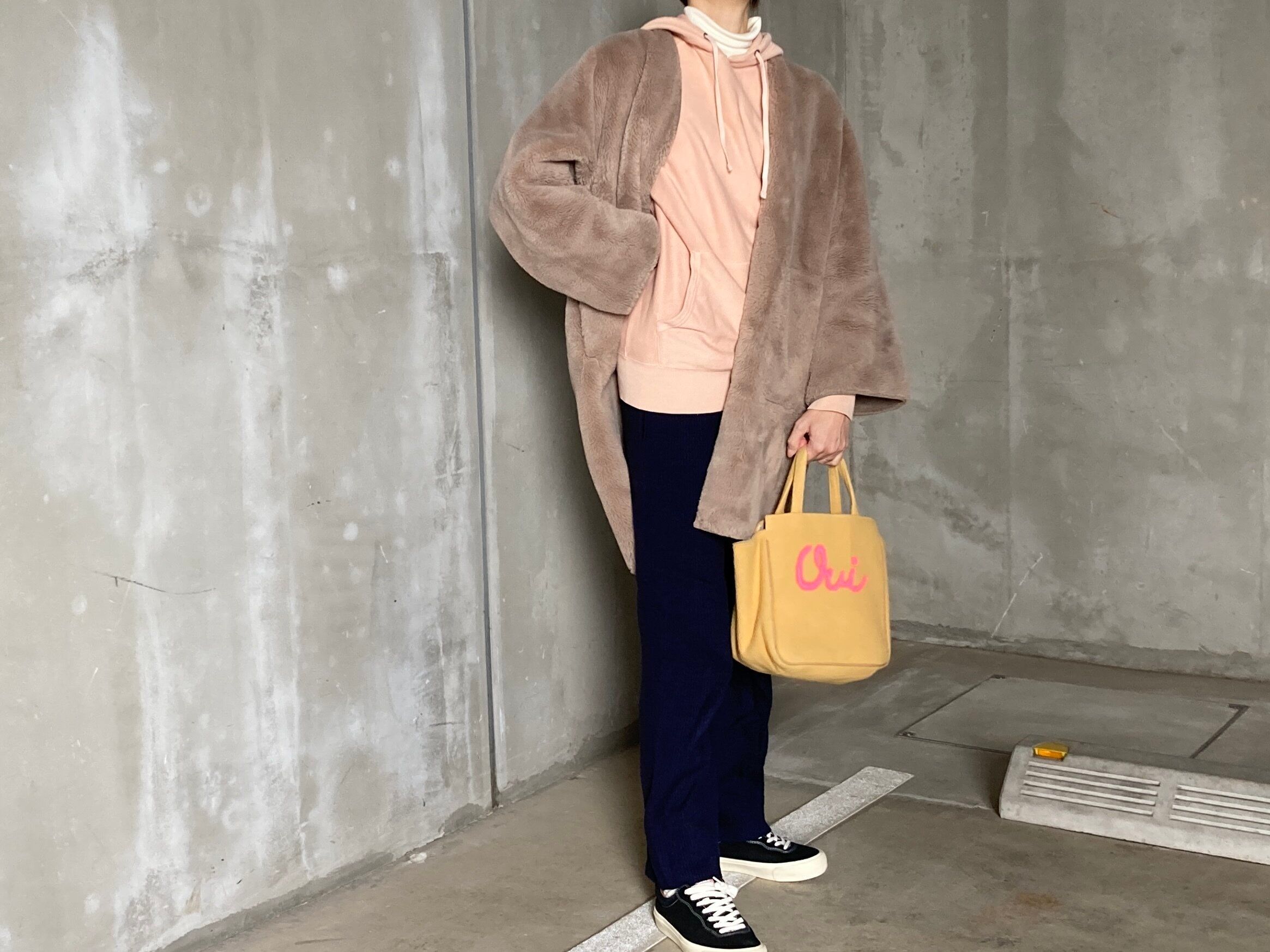 【スウェットパンツVSニットパンツ】リラックスしたい日の究極のご近所着はどちらがいい?