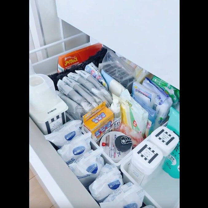 【セリア】秒で伸縮自在!伸縮収納トレー