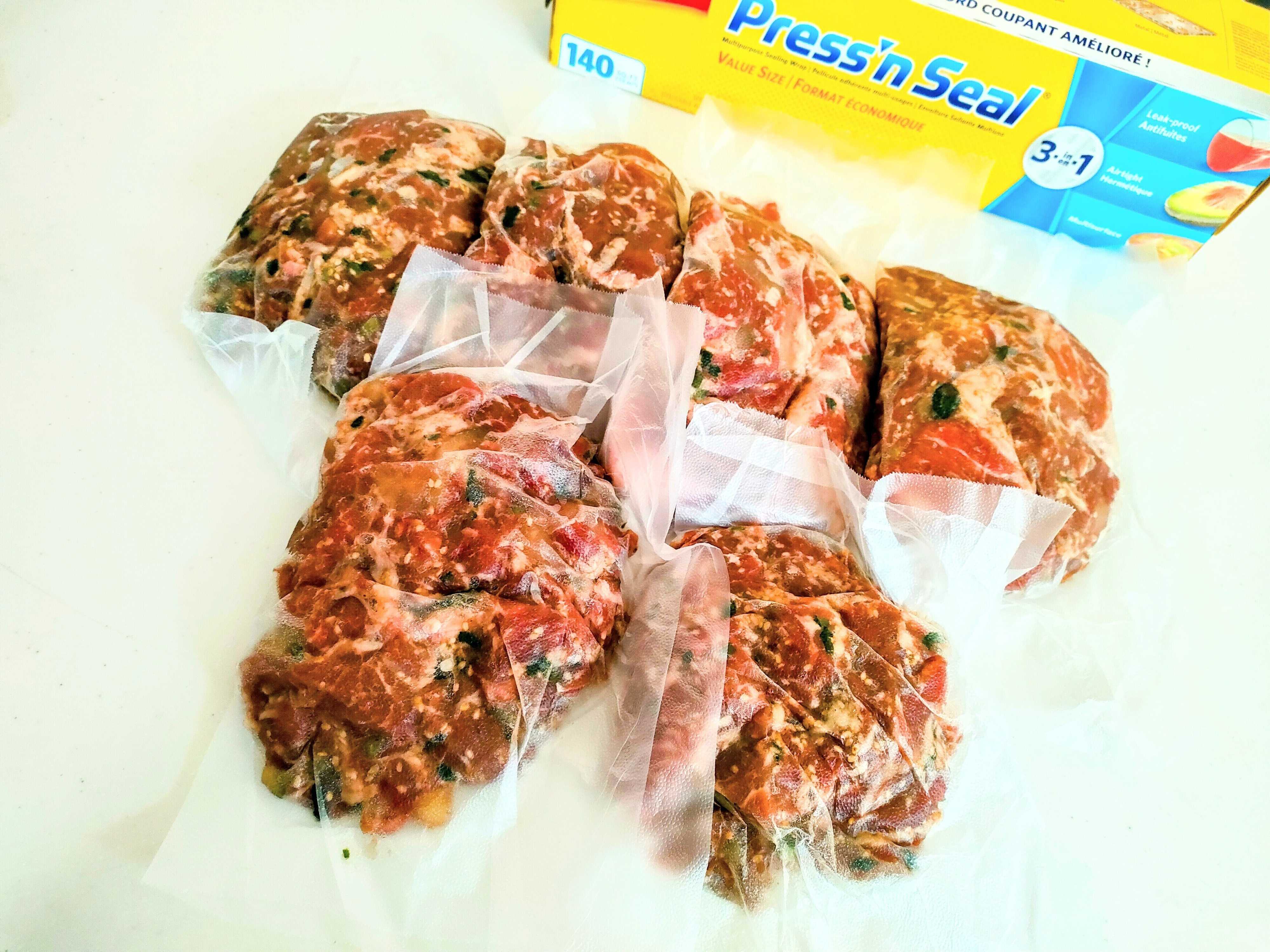 まとめて冷凍保存用に包んでいる様子