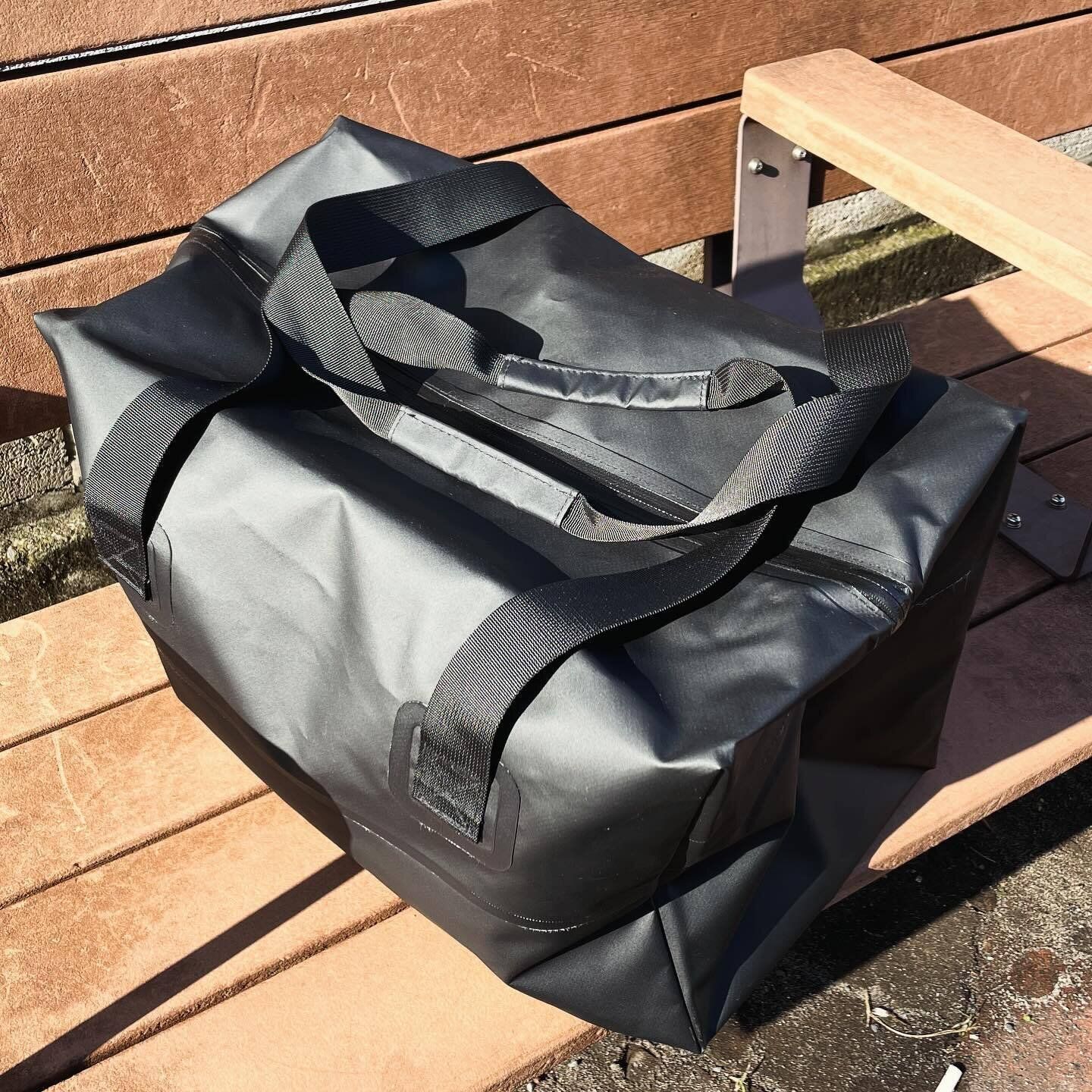 アウトドアに限らず多様な場面で使える!「防水ボストンバッグ」