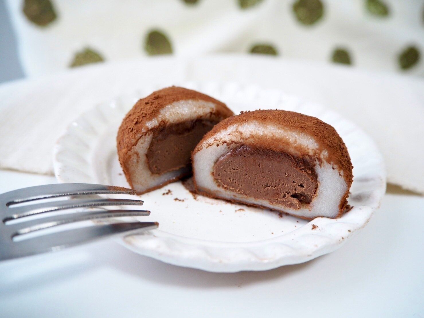 シャトレーゼ「ひとくち生チョコ大福4個入」断面写真