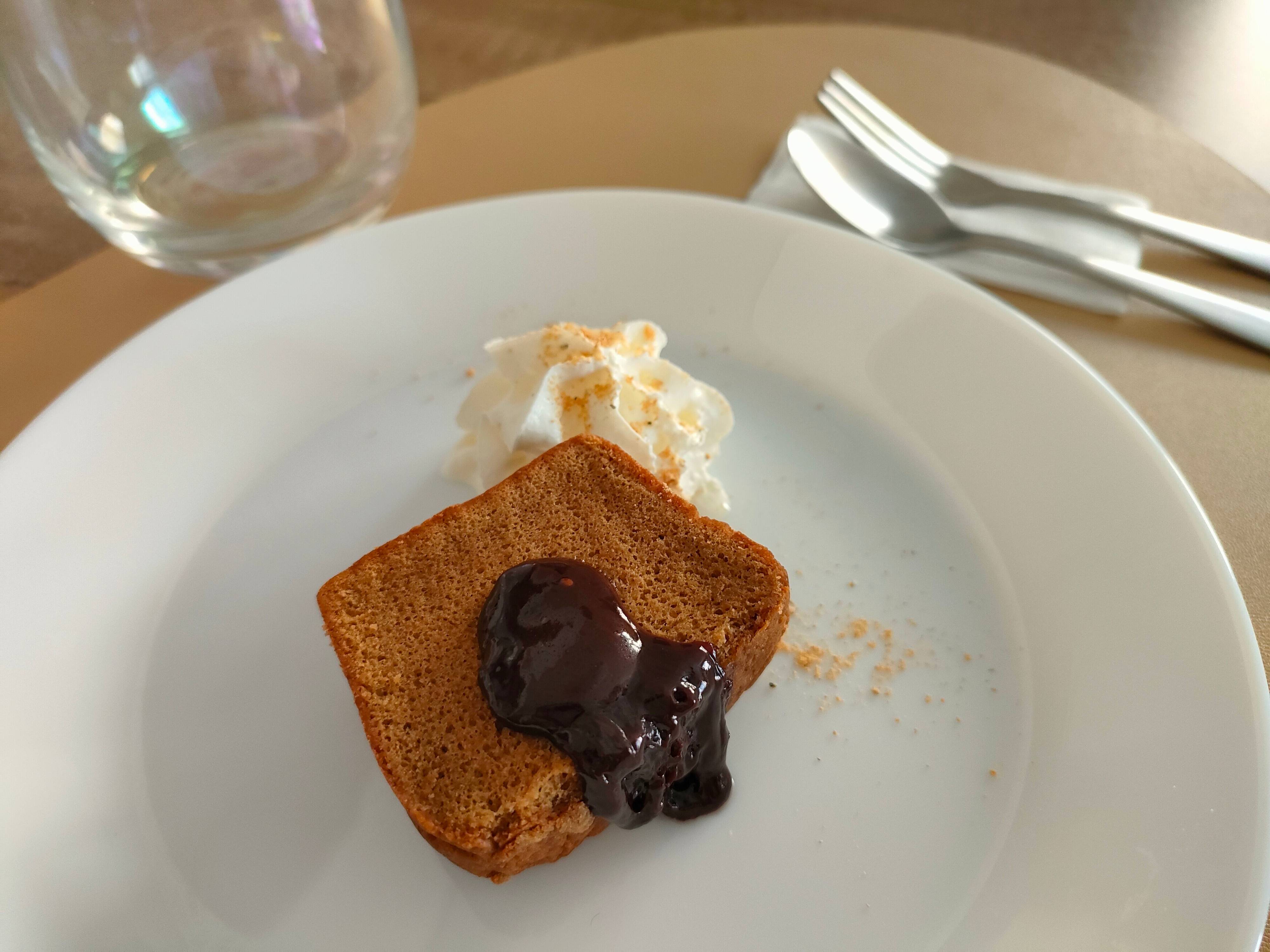 チョコレートをケーキにかけて