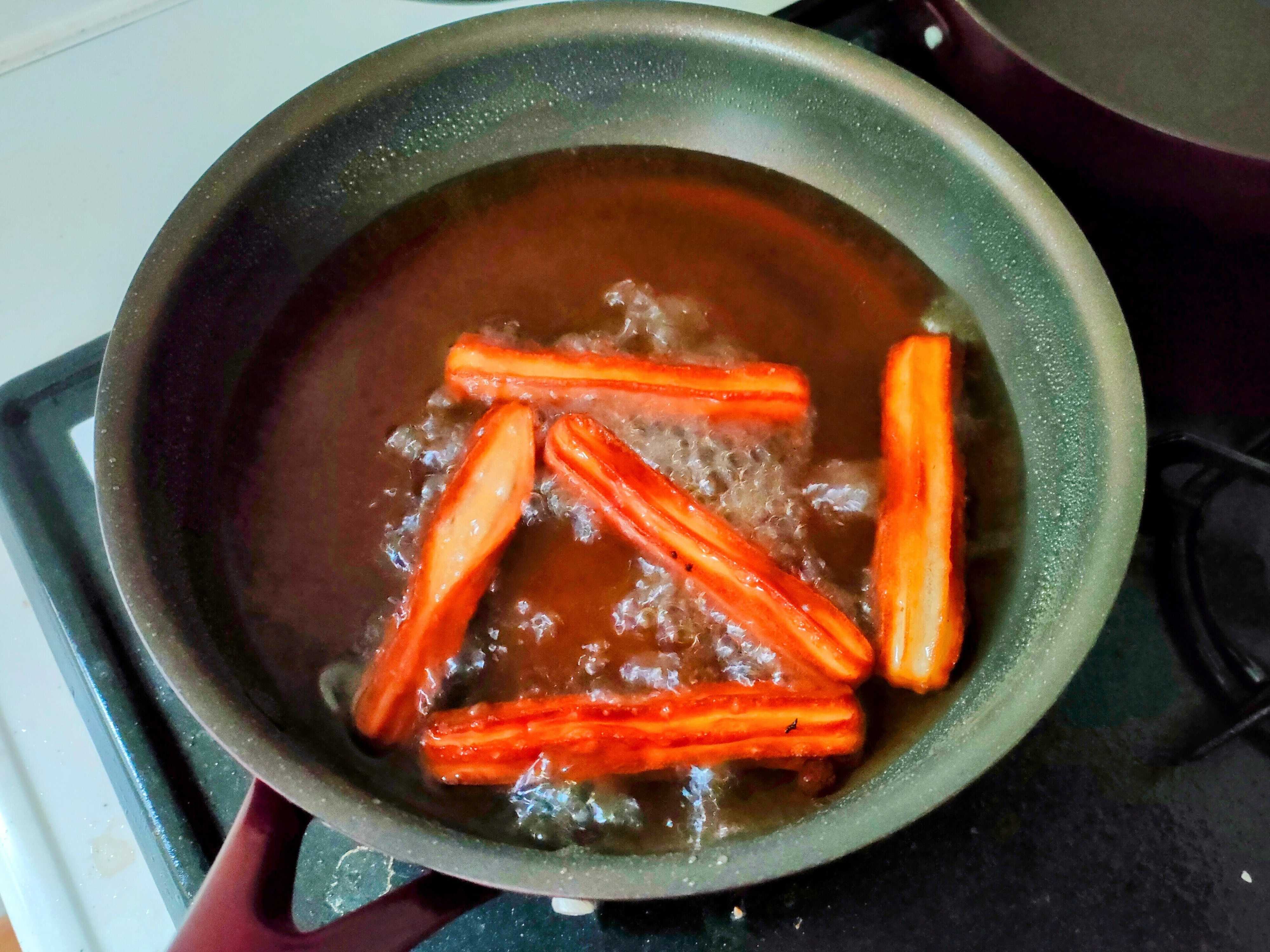 揚げているチューロス