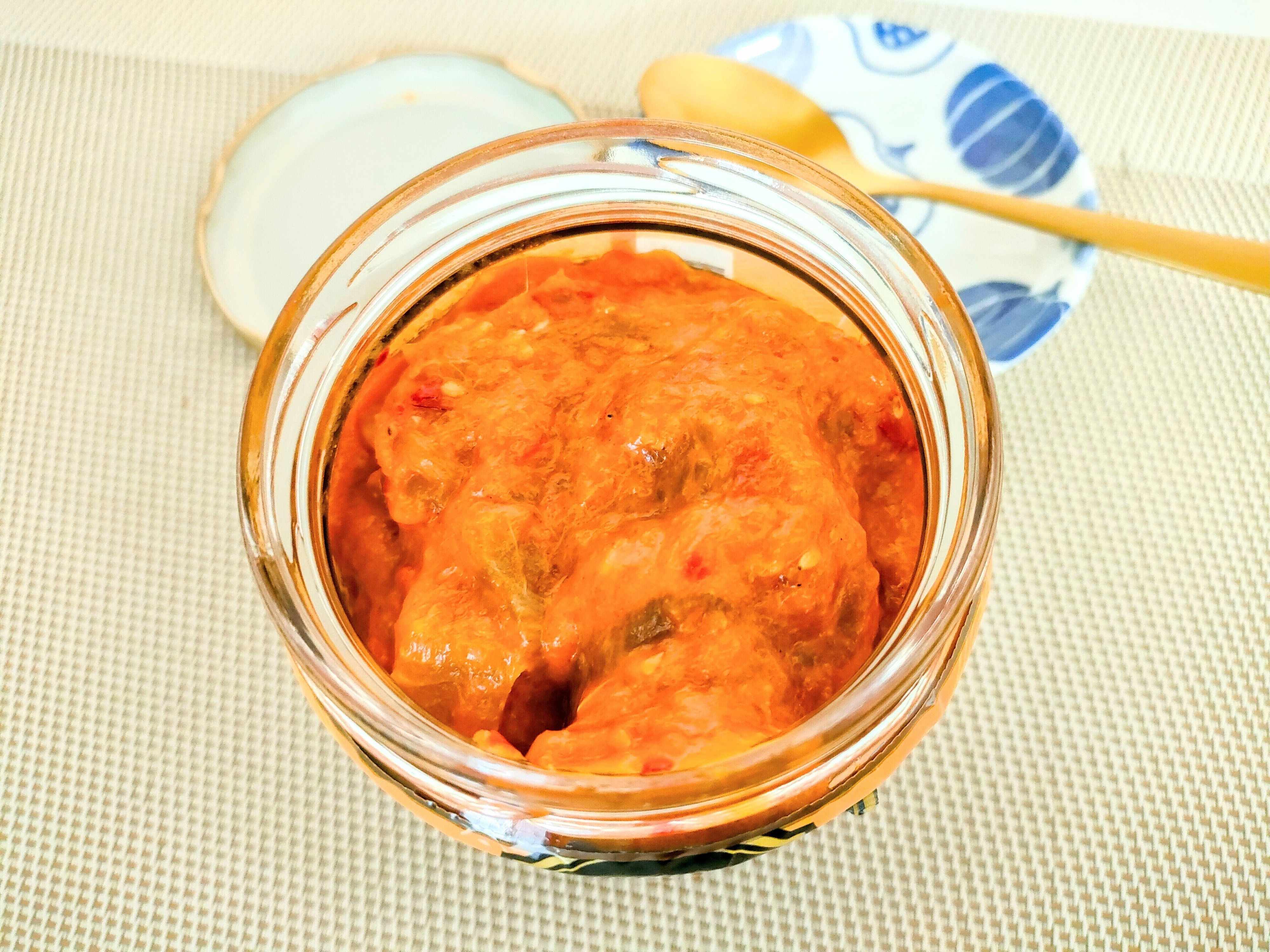 ぶりユッケの瓶の中にはたっぷりと詰まっている