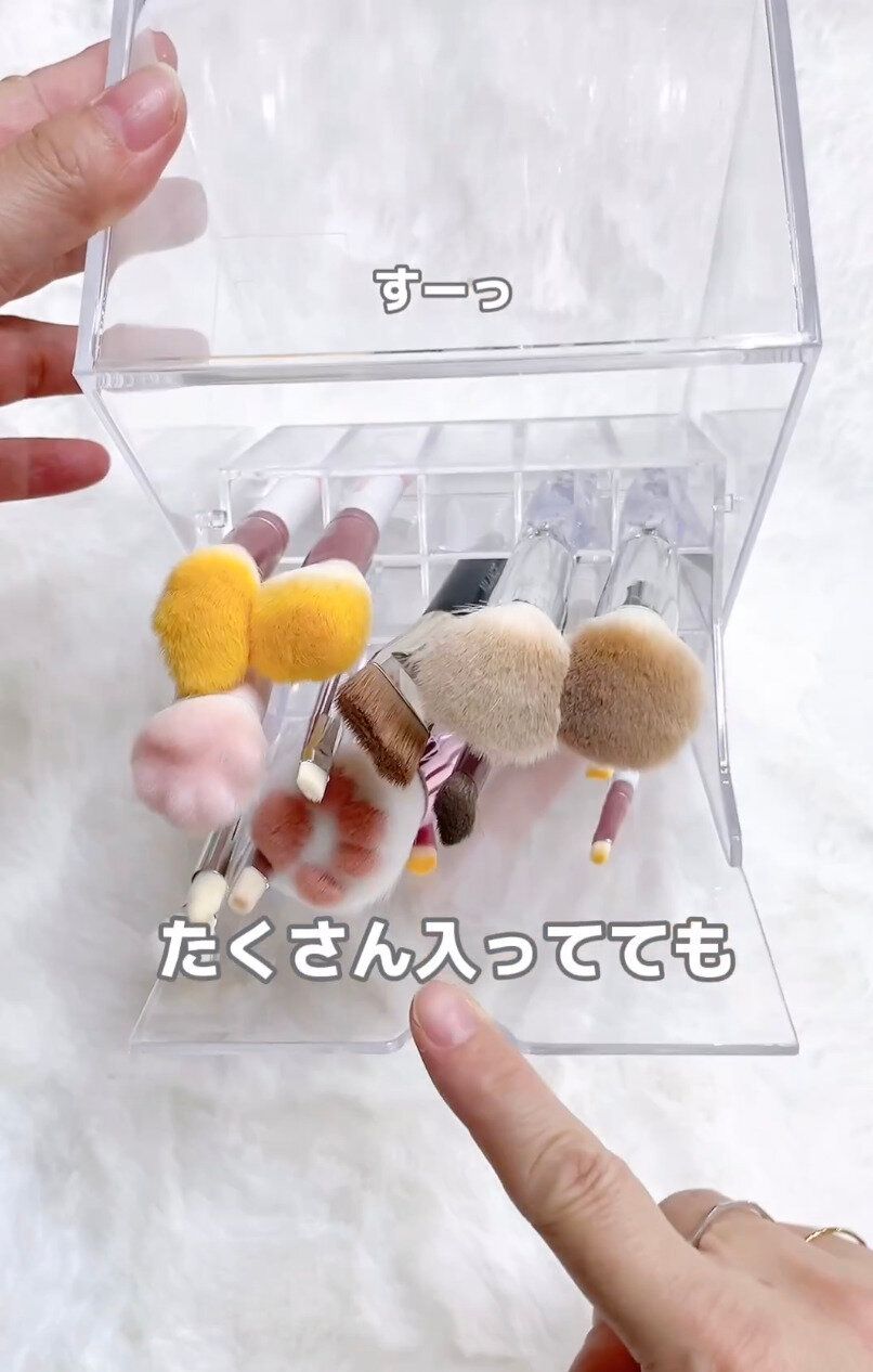 最近熱い！ダイソーの「透明収納ケース」ブラシ用