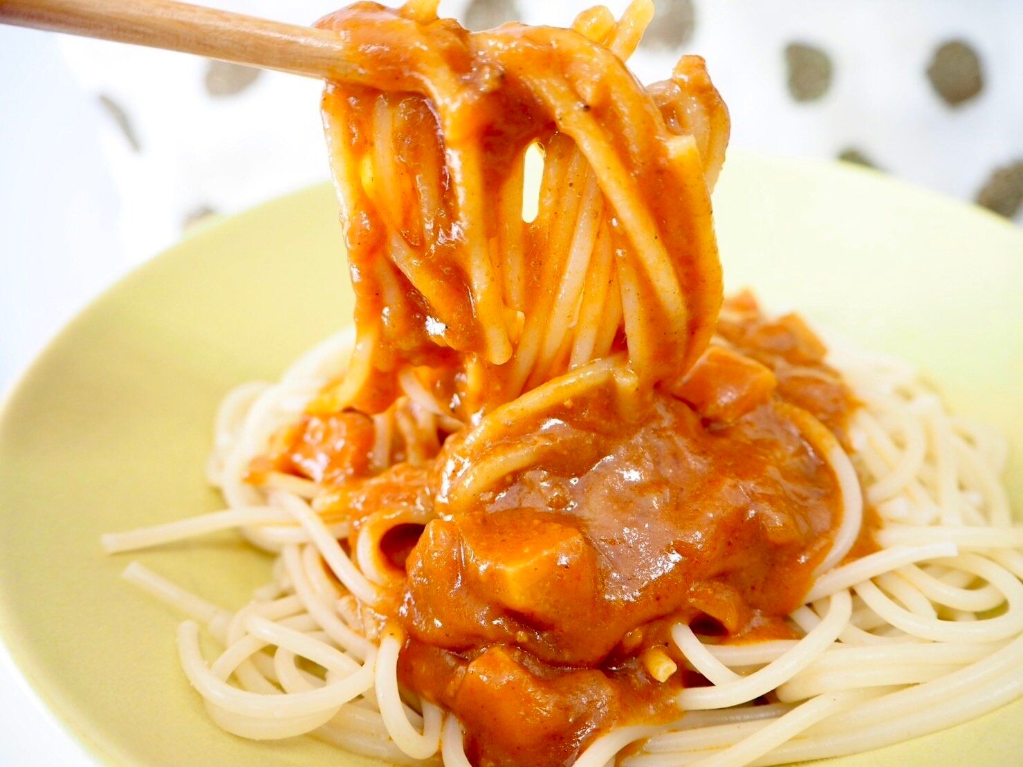 シャトレーゼ「パスタソース 科の豚とたけのこのトマトカレーソース」商品写真