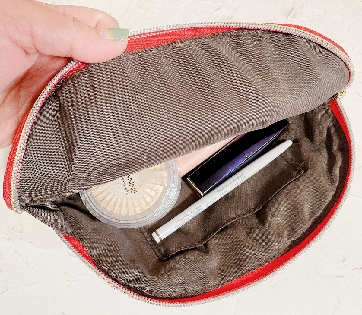 ポーチにもすっきり収納