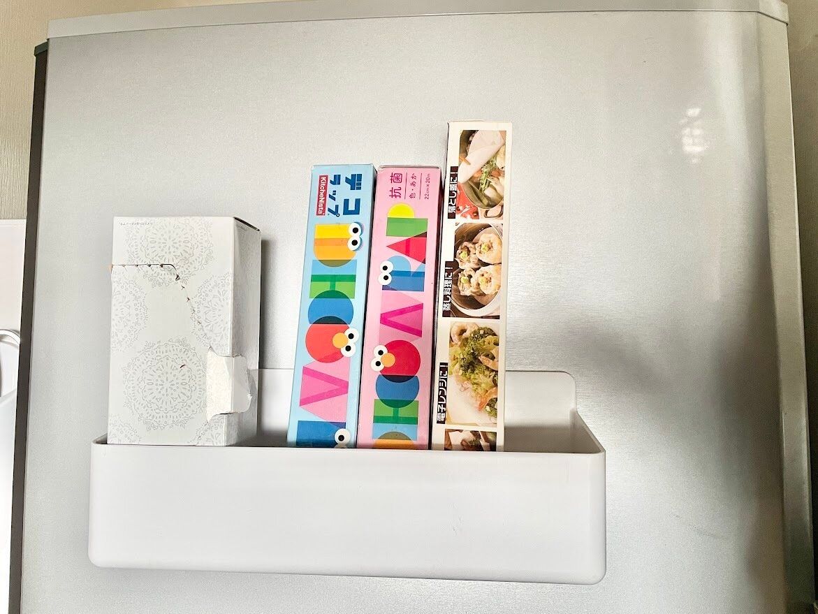 冷蔵庫にはりつけたボトルホルダー