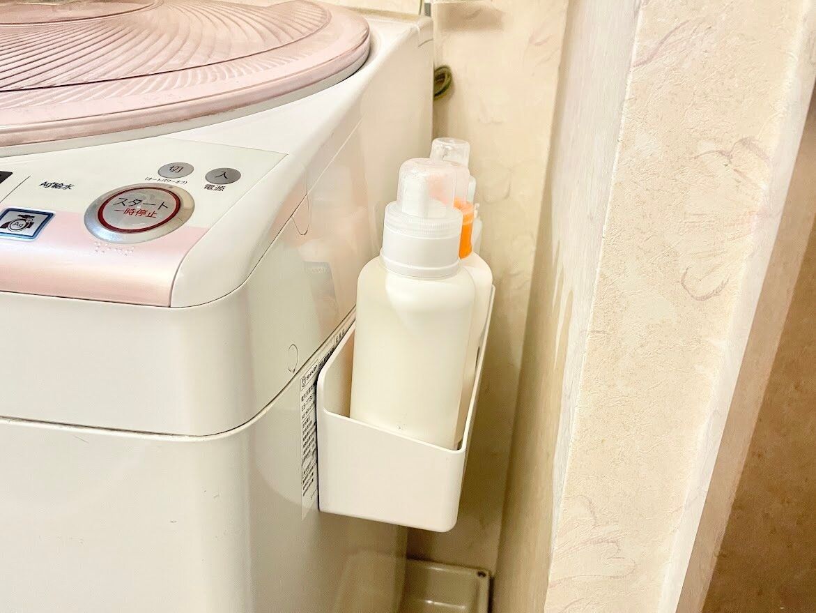 洗濯機横にとりつけたボトルホルダー