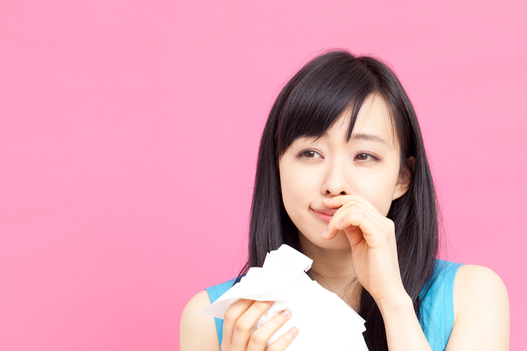 くしゃみをする日本人女性