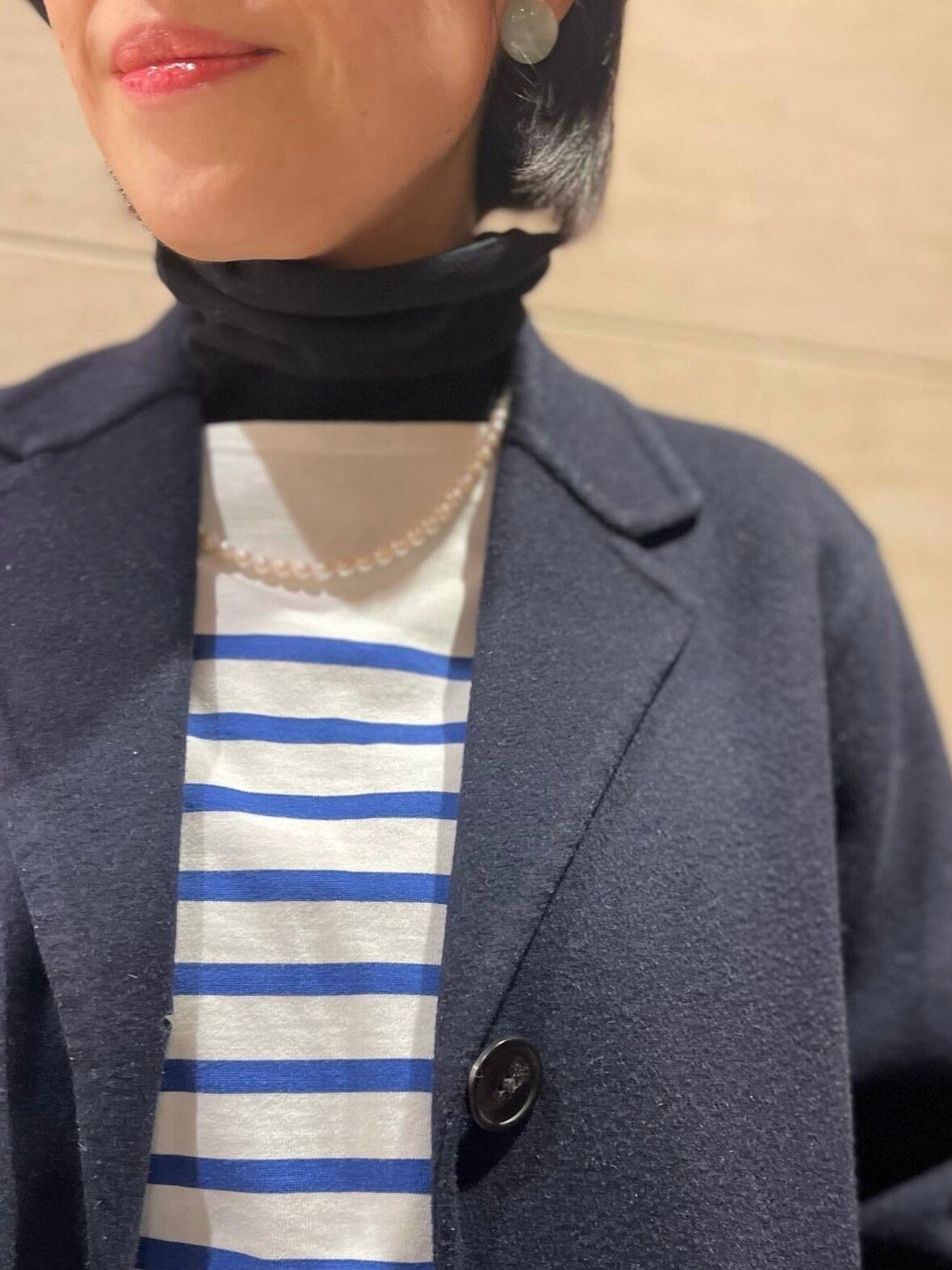ネイビーのコートにボーダートップス