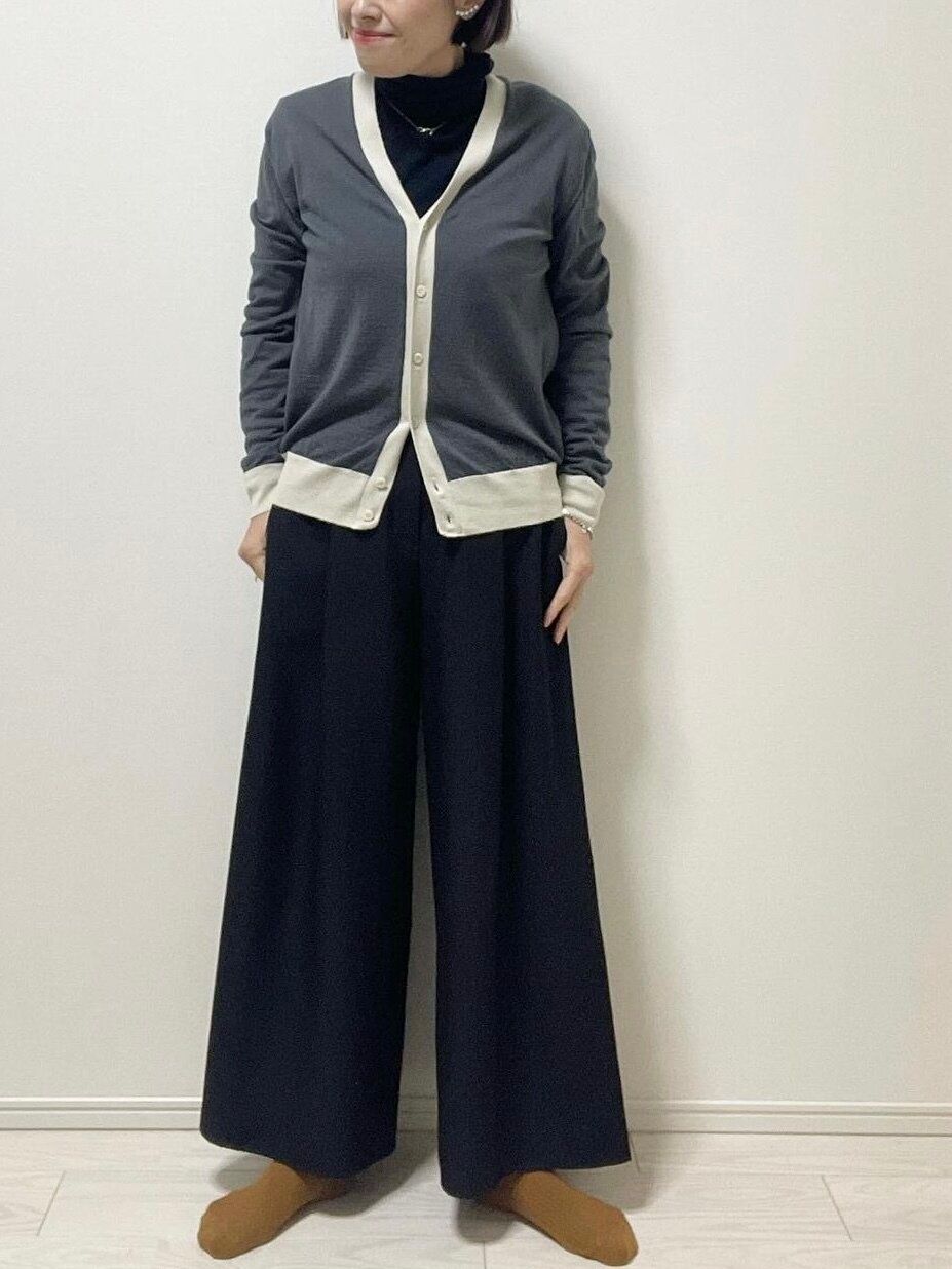 モノトーンにカラーソックス